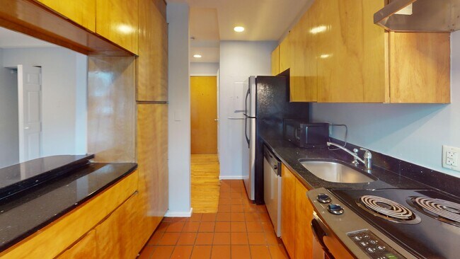 Building Photo - Adams Morgan Duplex W/Parking Included, Ro...