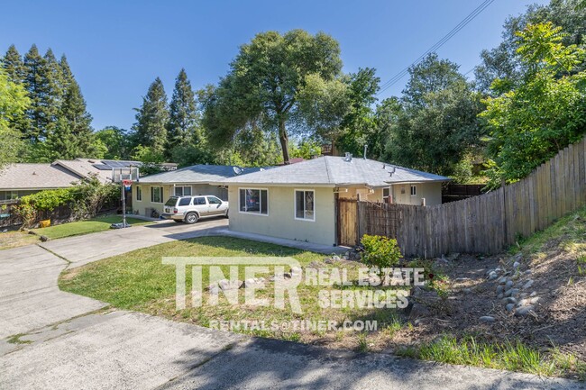 Foto del edificio - Charming Old Fair Oaks Duplex!
