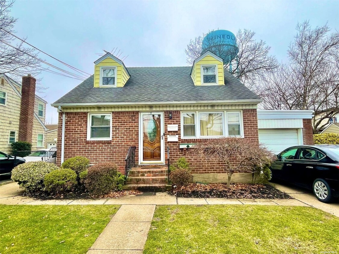 171 Roosevelt Ave Unit 2, Mineola, NY 11501 Room for Rent in Mineola