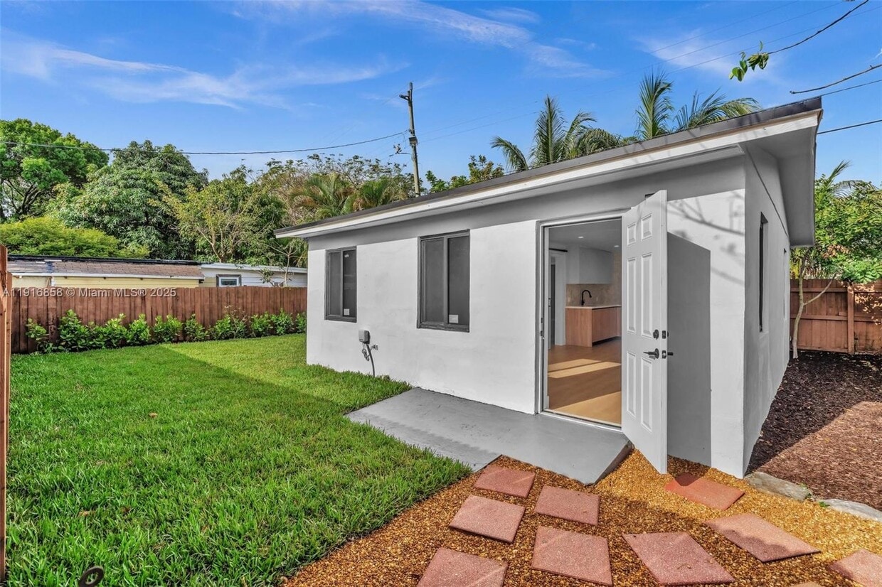 Foto principal - 1123 NE 1st Ave.