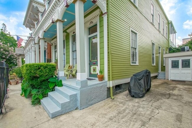 Building Photo - 446 St Mary St