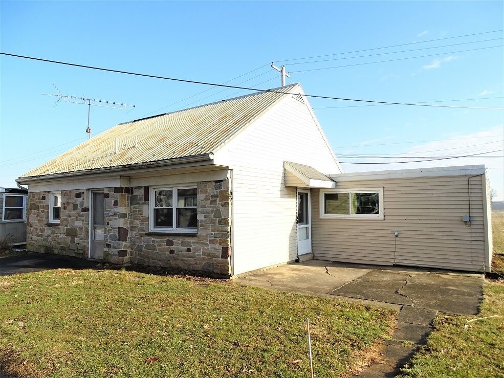 Primary Photo - 261 W Metzler Rd