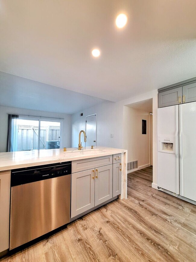 Foto del edificio - Spacious Two-Story 3bd Townhouse With Priv...