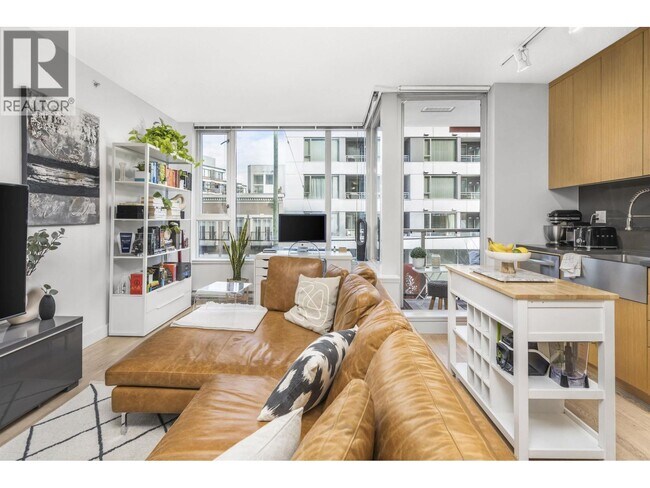 Building Photo - 250 E 6th Ave