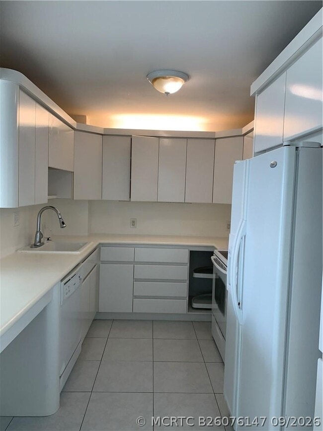 Building Photo - 100 Bayview Dr