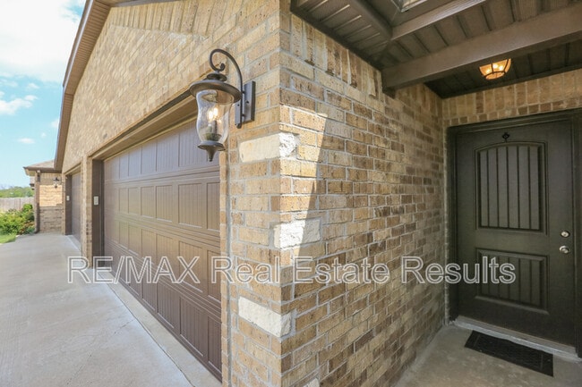 Building Photo - 1521 Purple Finch St