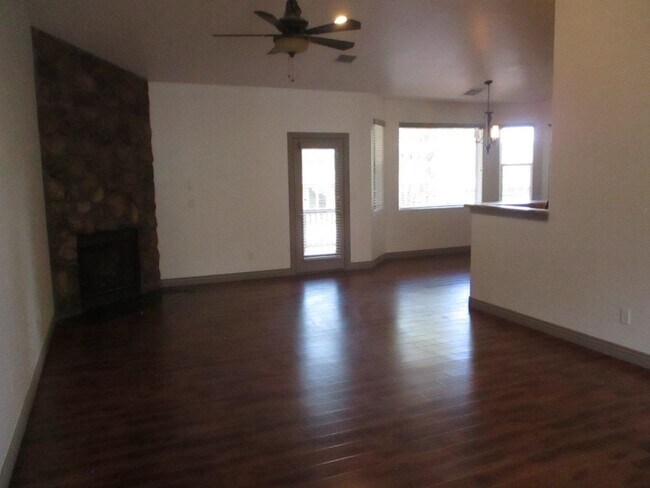 Foto del edificio - 820 E Pine Ln