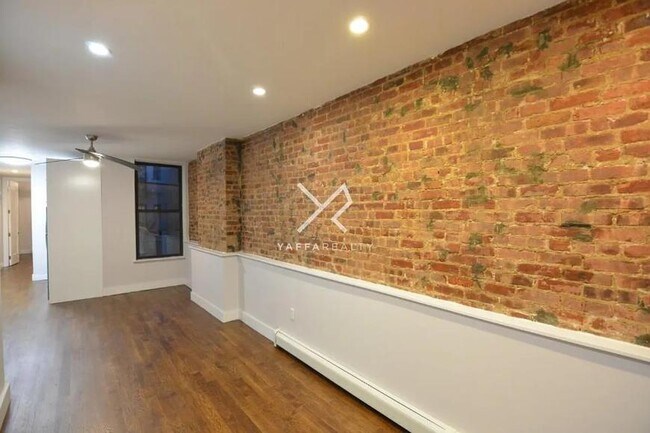 Building Photo - 2 bedroom in Flushing NY 11385