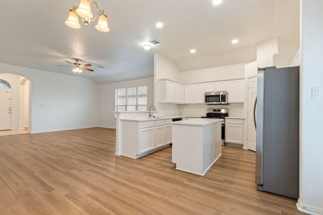 Foto del edificio - NEWLY RENOVATED Beautiful 3 bedroom, 2 bat...