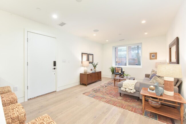 Building Photo - 4013 Davis Pl NW