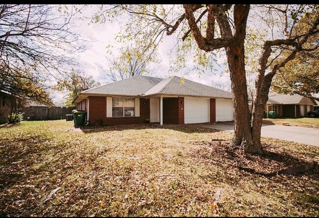 Building Photo - Two Bedroom Duplex in Springdale! For Leas...