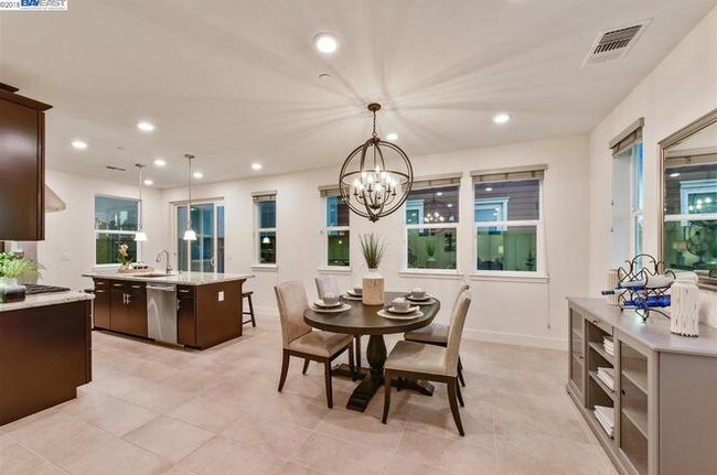 Comedor - 1552 Clement Ave