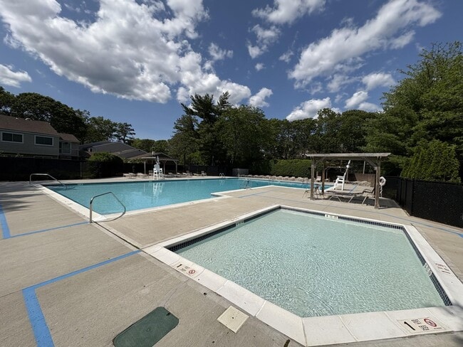 Building Photo - 221 Springmeadow Dr