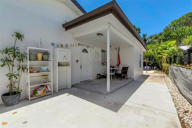 Foto del edificio - 754 NE 36th St