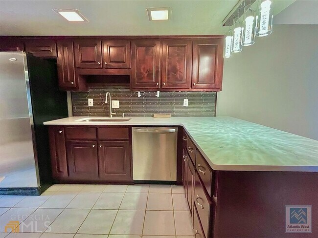 Building Photo - 2750 Meadow Mere E