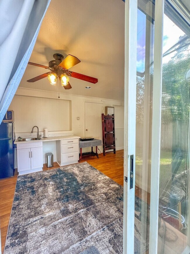 Foto del edificio - Charming Studio Apartment - 1/2 Off Your F...