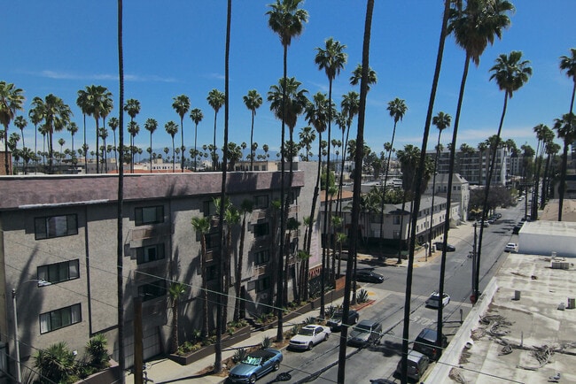 Building Photo - 504 S Normandie Ave