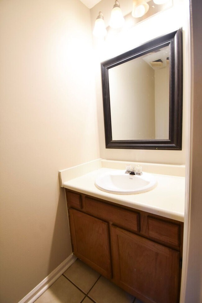 Building Photo - 2 Bedroom 1.5 Bathroom Townhome- Small Dog...