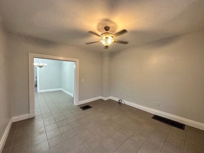 Foto del edificio - SE Side Large 3 Bedroom Unit