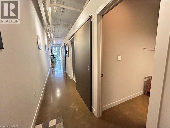 Photo du bâtiment - 66 Bay St S