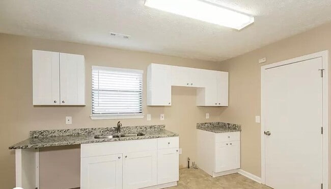 Building Photo - 3017 Medina Dr