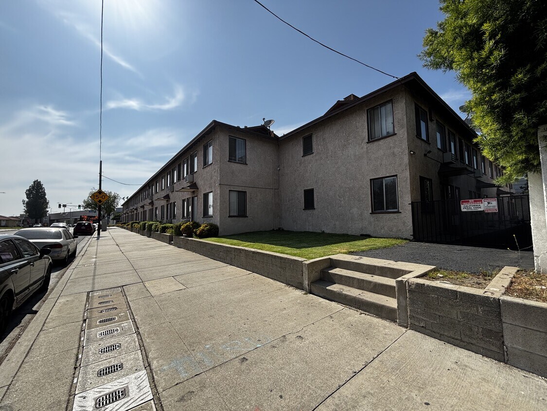 Foto del edificio - Azusa Metro Apts