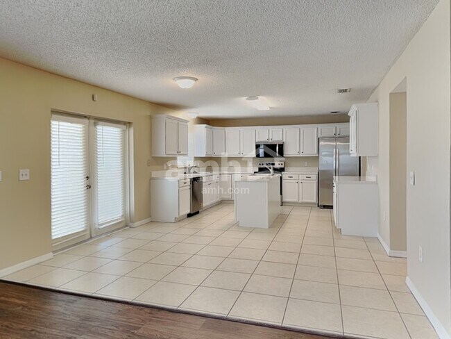 Foto del edificio - 8051 Foxdale Dr