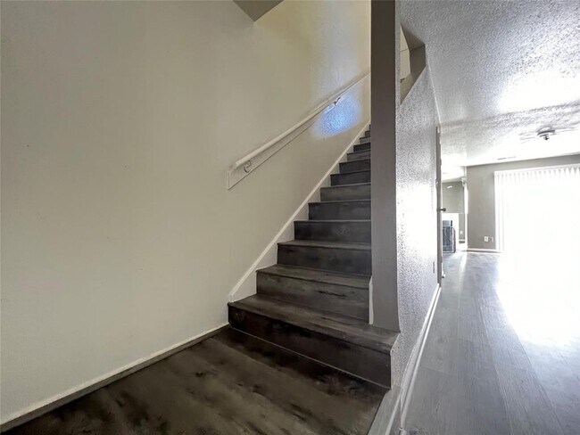 Building Photo - 8654 Victorian Village Dr