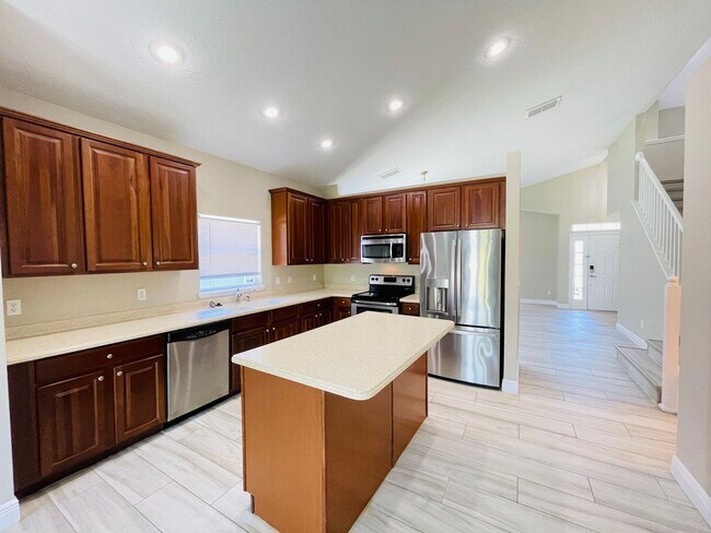 Building Photo - Awesome 4 Bedroom, 3.5 Bathroom Home in Or...