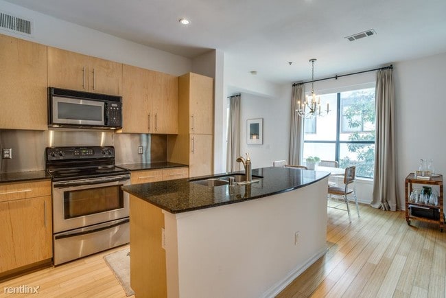 Building Photo - 1 br, 1.5 bath Condo - 4111 Gilbert Ave
