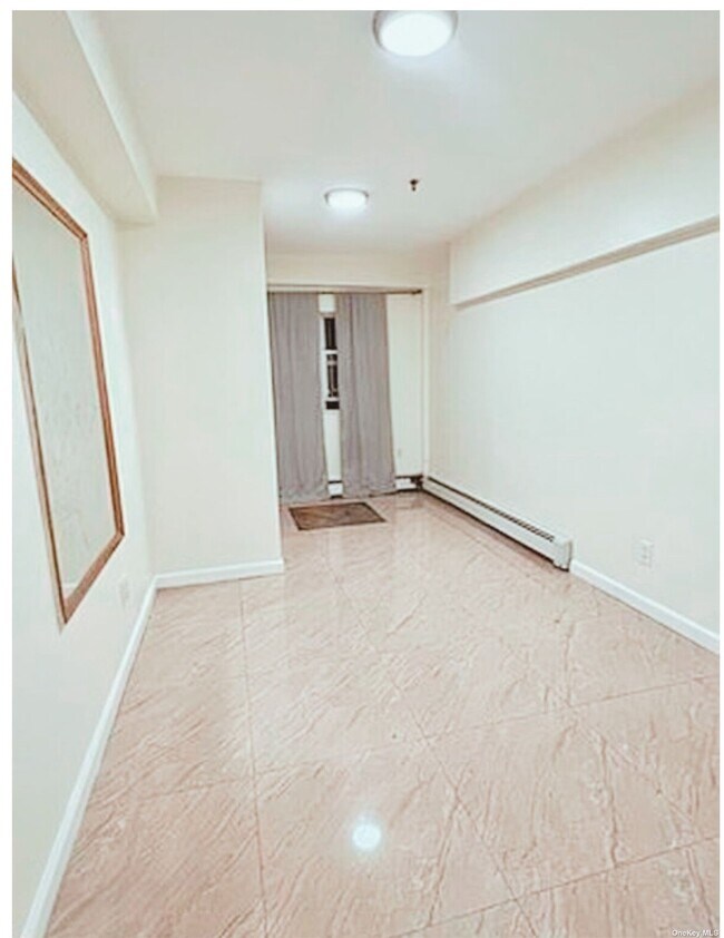 Foto del edificio - 64-22 Wetherole St