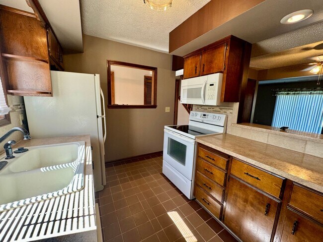 Building Photo - Centrally located 2 bed, 1 1/2 bath townhouse