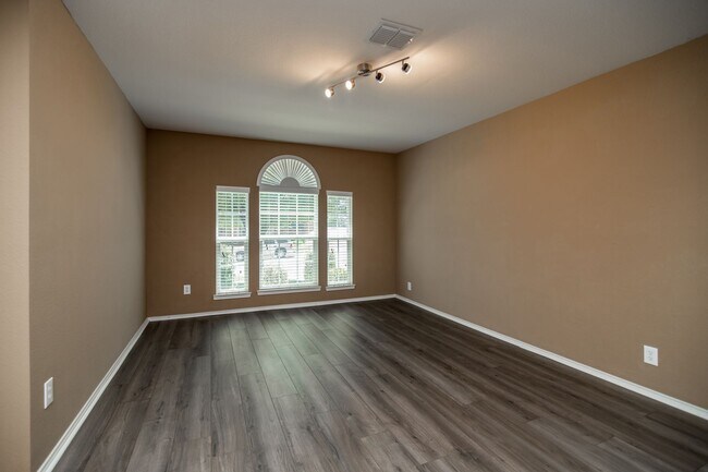 Building Photo - *Ready for Quick Move-in*
