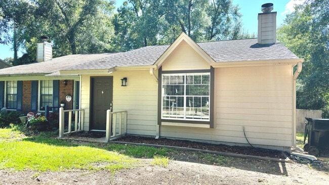 RENOVATED 2/2 w/ Updated Flooring, Paint, Appliances, & Fixtures! Open Floor Plan & Fenced Yard! ... - RENOVATED 2/2 w/ Updated Flooring, Paint, Appliances, & Fixtures! Open Floor Plan & Fenced Yard! ... Townhome