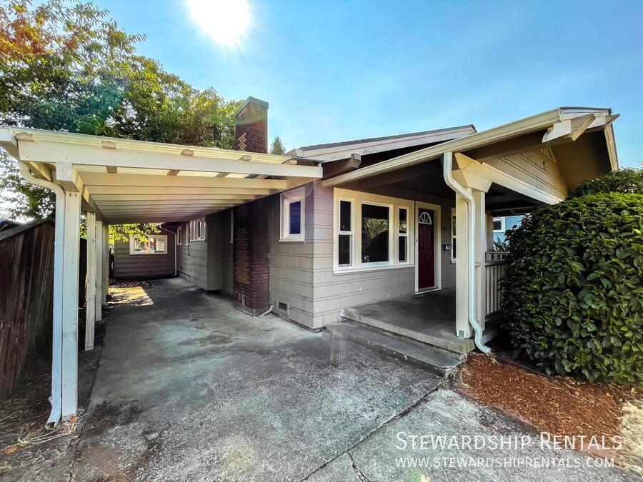 Primary Photo - Vintage home close to downtown!