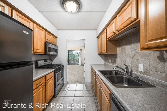 Building Photo - 2 br, 1.5 bath House - 7117 W 93rd Street