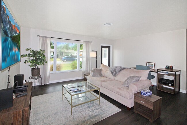 Building Photo - Dorchester Dr, 348