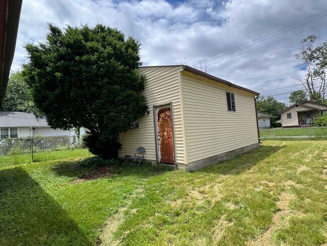 Foto del edificio - 4053 Delphos  - 3 Bedroom - 1 Bath - 1,168...