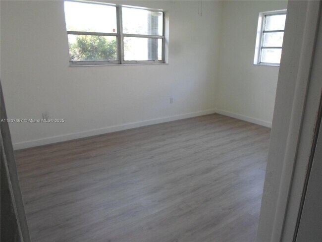 Foto del edificio - 60 NE 184th Terrace