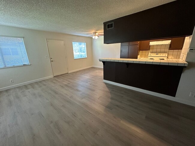 Building Photo - Townhouse 2 bedroom 1 bath, new paint. new...