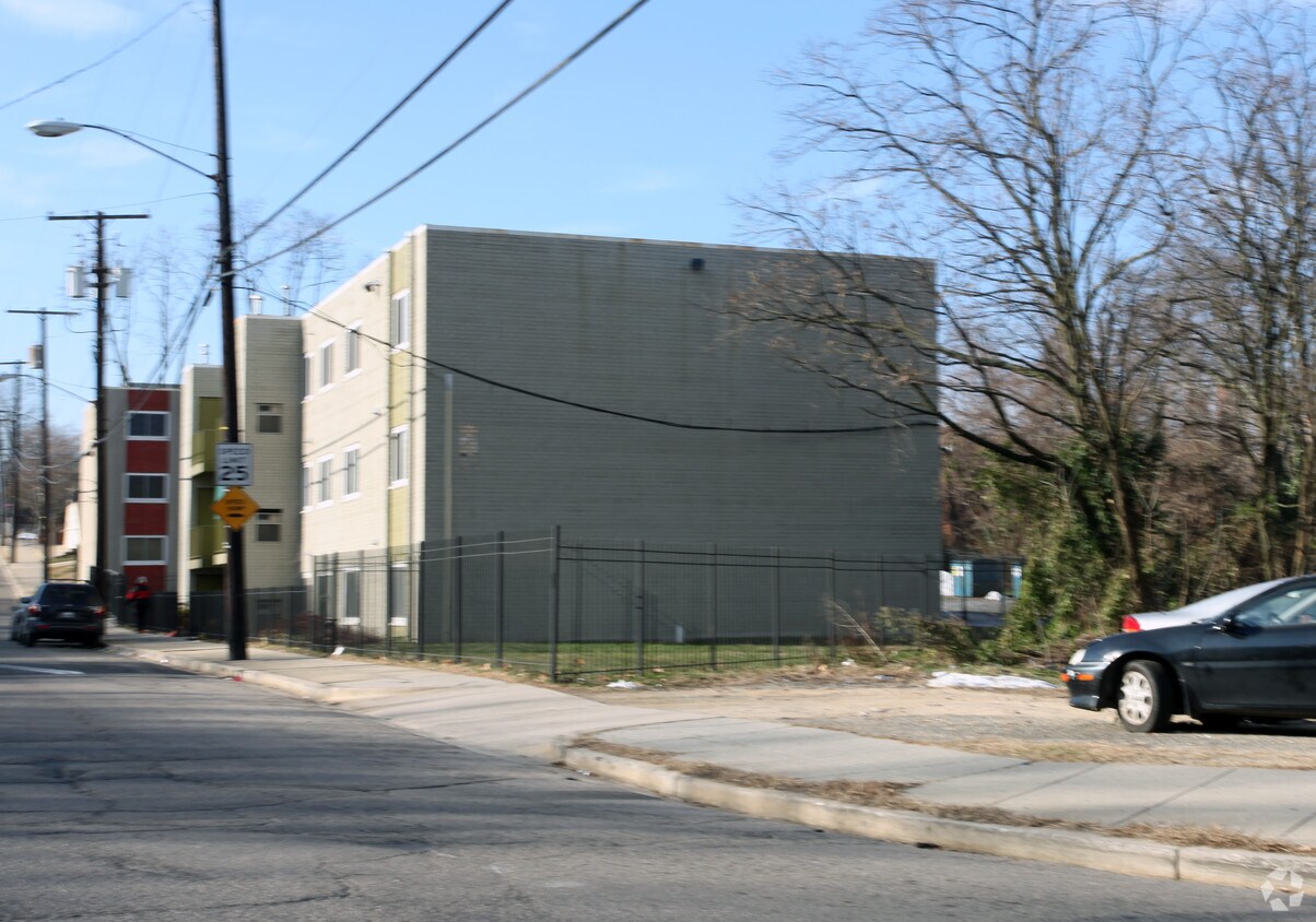 Building Photo - 2201-2215 Hunter Pl SE