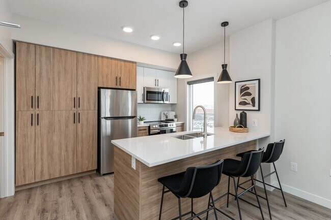 Photo du bâtiment - Latitude 49 Townhomes