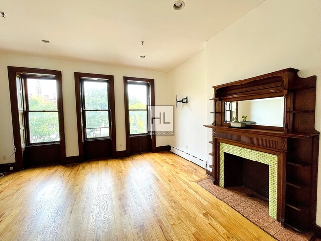 Foto del edificio - Charming Brownstone 1 Bed | West 120 Stree...