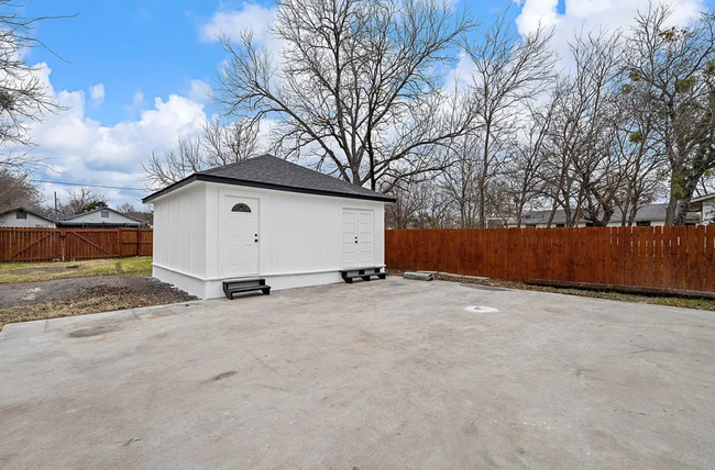 Building Photo - 2212 Clay Ave