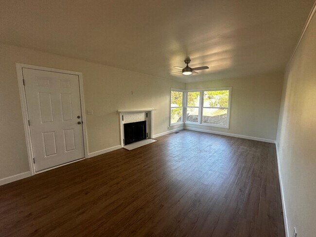 Foto del edificio - Cozy three-bedroom 1 bath house with small...