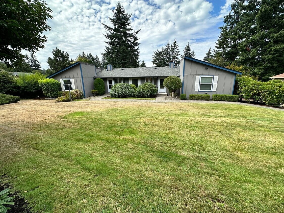 Primary Photo - Beautiful well Maintained Duplex for rent