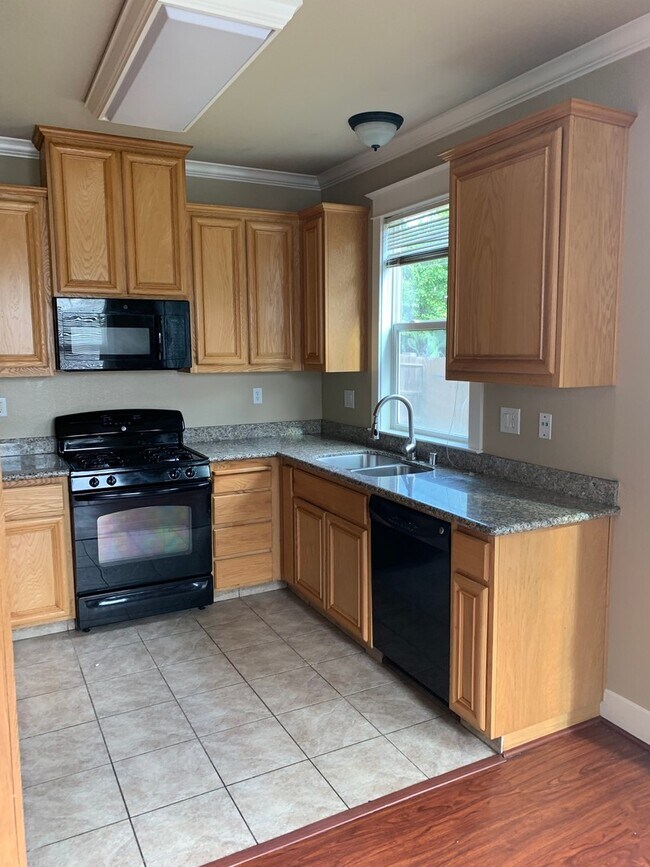 Building Photo - **Move -In Special - $1,200 off 2nd months...