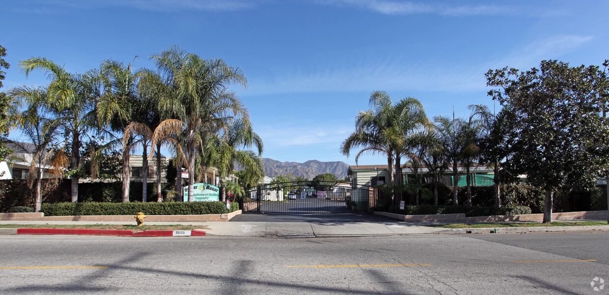 Foto principal - Sylmar Manor Mobile Home Park