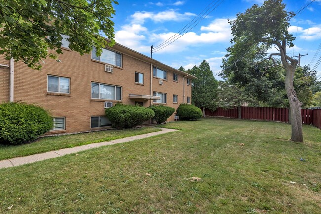 Old Canton Lane (Hodge Apartments, LLC) - Apartments in East Lansing ...