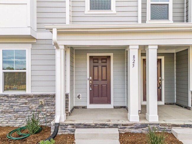 Building Photo - 825 Basswood Gln Trl